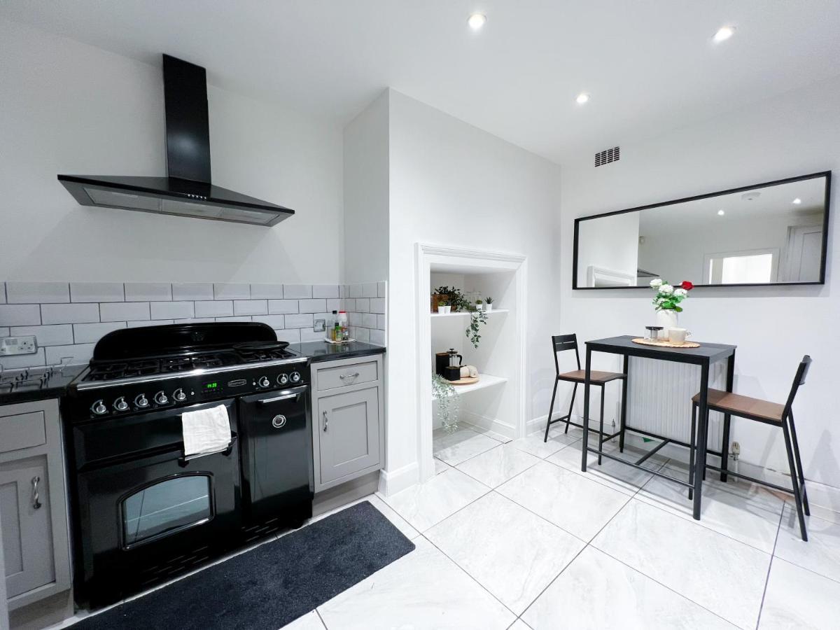 Stylish 3 Bed Flat With Garden Appartement Londen Buitenkant foto